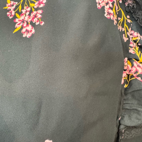 Who What Wear Black Floral Ruffle Long Sleeve Button Up Blouse Size Small - Picture 4 of 11